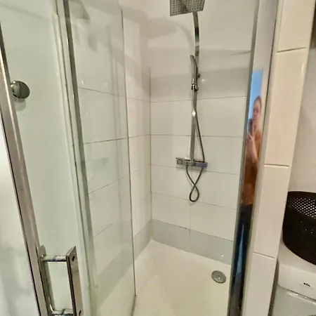 Beautiful Renovated Apartment, Internet, Tram Lyon