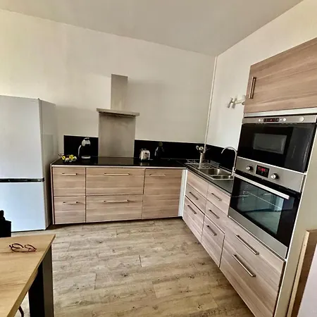 Apartman Beautiful Renovated Apartment, Internet, Tram *
