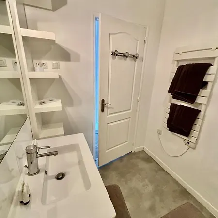 Apartman Beautiful Renovated Apartment, Internet, Tram *